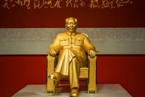 Chairman Mao's statue cleaned in NE China