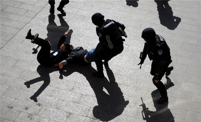 Xinjiang police holds anti-riot drill