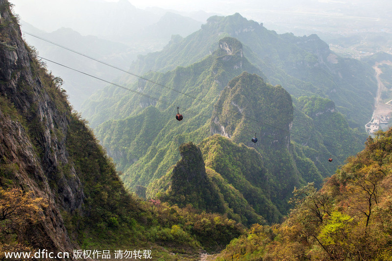 Two daredevil Russian wingsuiters jump Tianmen Mountain