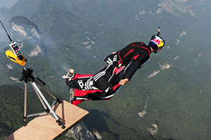 Two daredevil Russian wingsuiters jump Tianmen Mountain