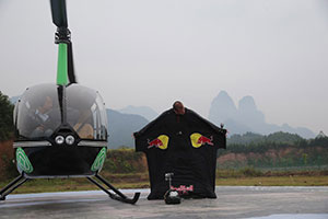 Two daredevil Russian wingsuiters jump Tianmen Mountain