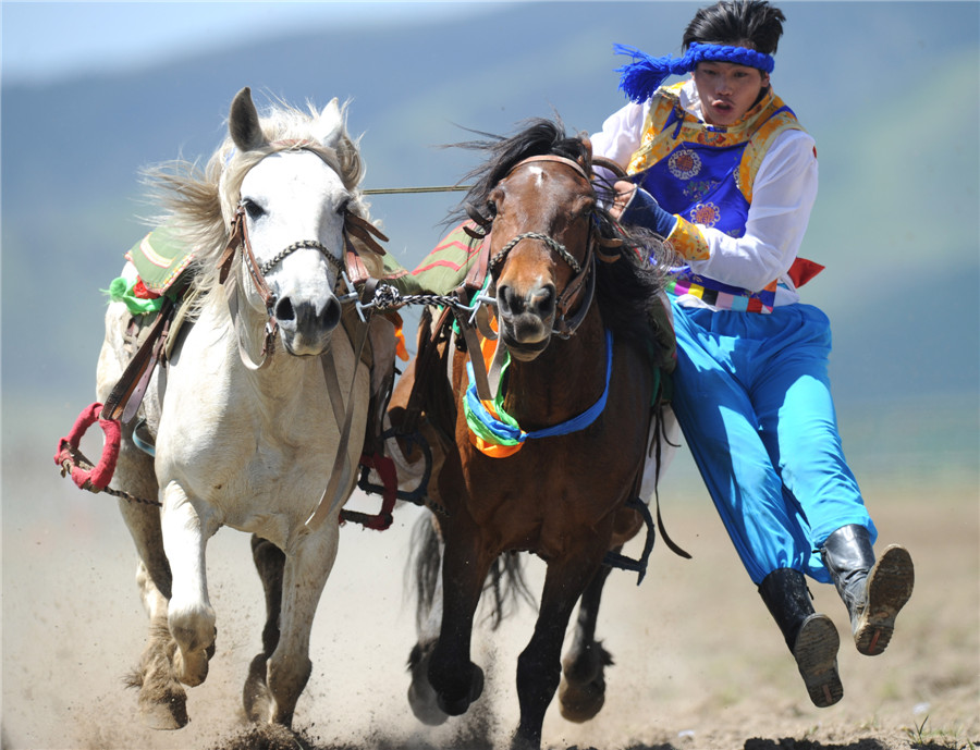 Horsemen thunder at Sichuan event