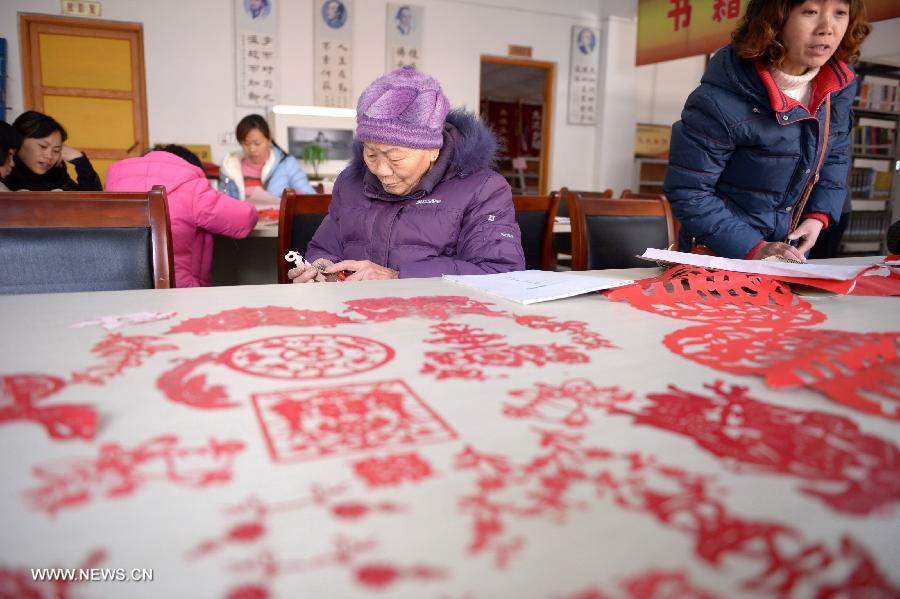 People make paper-cutting works as new year nears