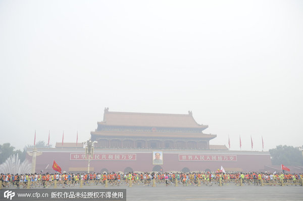 Beijing Marathon kicks off in haze