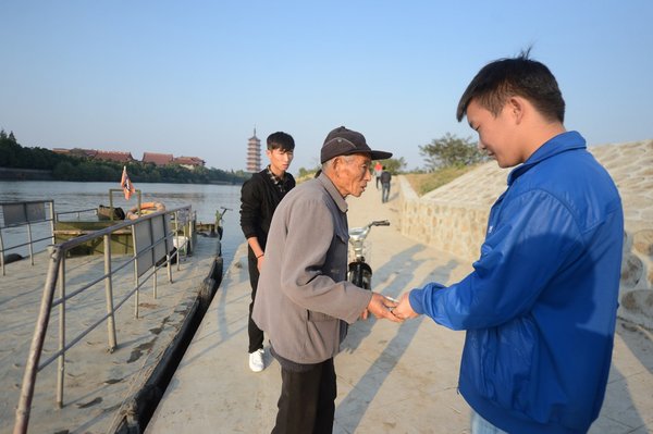 Yangzhou ferryman keeps the past afloat