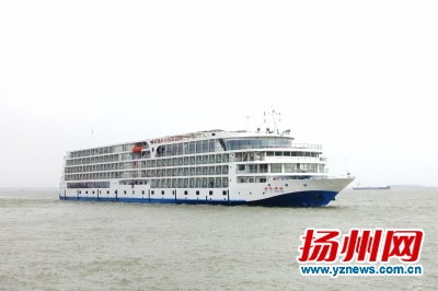 Singapore tourists visit Yangzhou on cruise