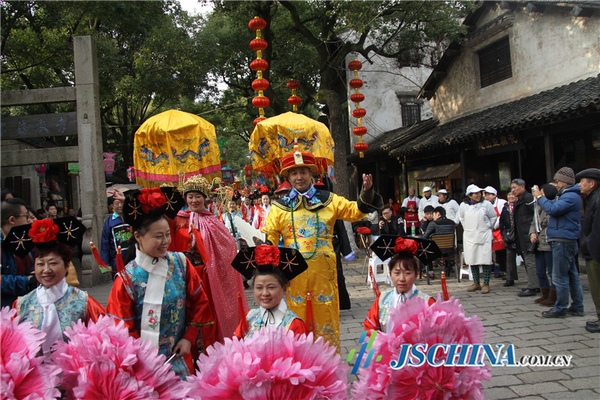 Wuxi's Huishan town welcomes 'Emperor' of Qing Dynasty