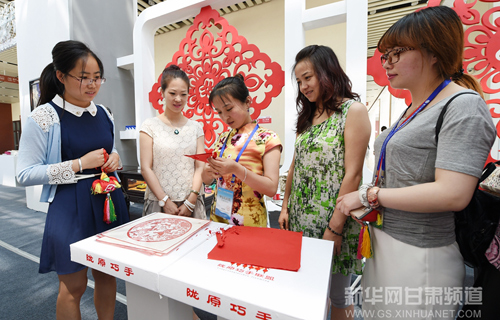 Gansu forms women's alliance in handcraft industry