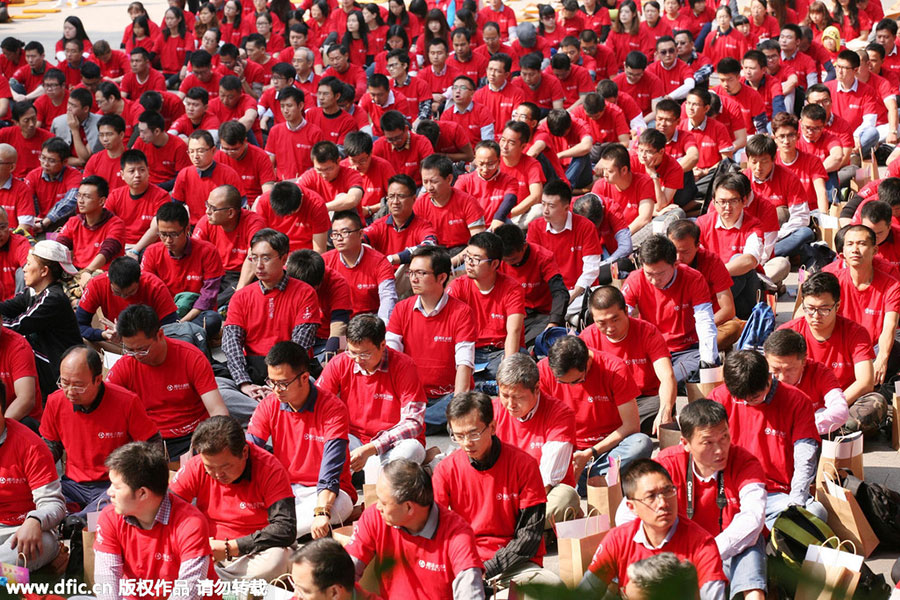 Thousand sit in meditation in E China