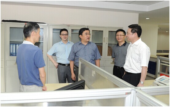 Ling Yueming visits Liangjiang market and quality supervision bureau