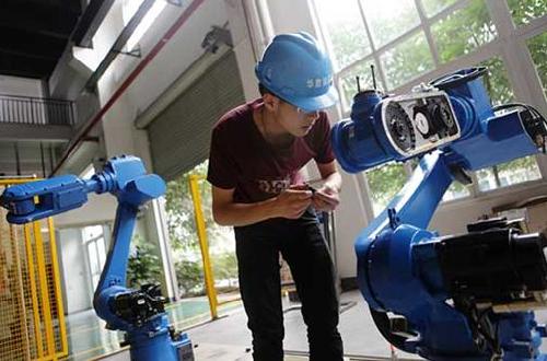 Liangjiang New Area develops robots industry