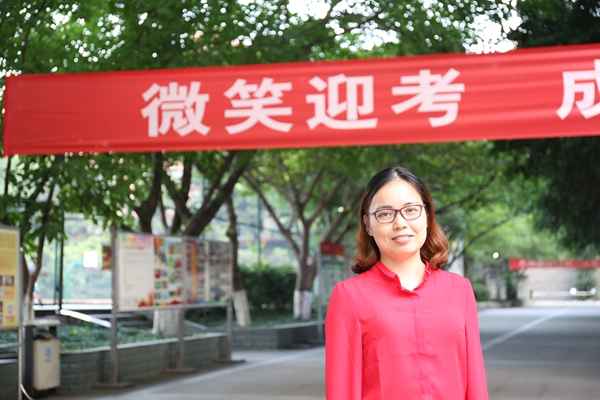 Teacher sends red packets to bless her students before <EM>gaokao</EM>