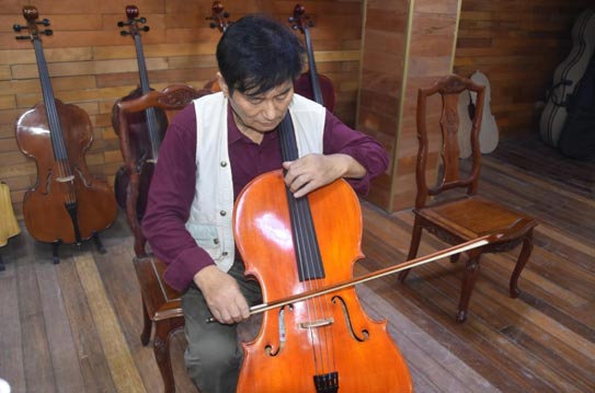 Plucky craftsman produces the perfect violin