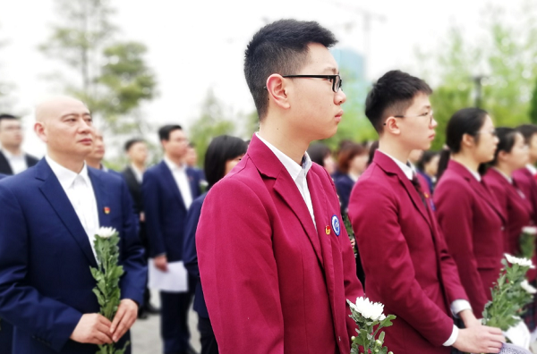 Liangjiang students pay tribute to martyrs