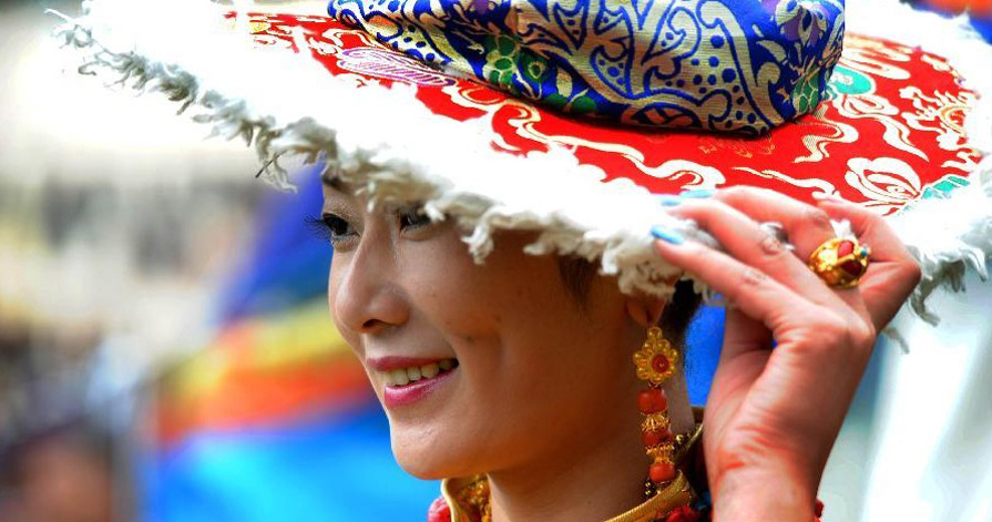 Folk costumes show hosted in Tibet