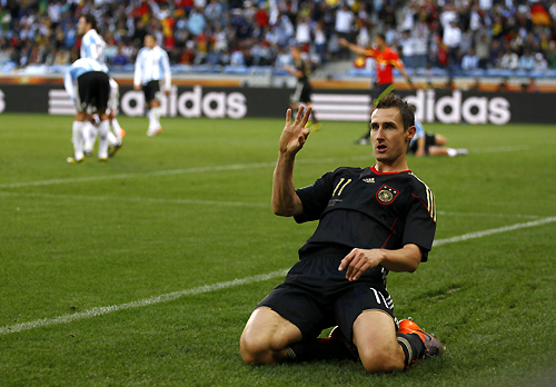 Klose joins 100 club, closes on Ronaldo