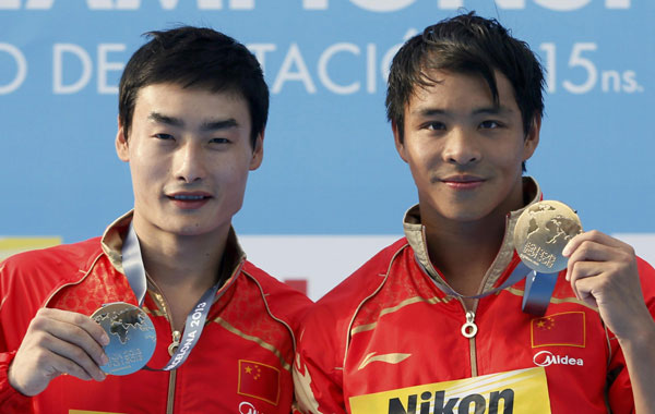 Chinese pair wins gold in men's 3m synchro springboard