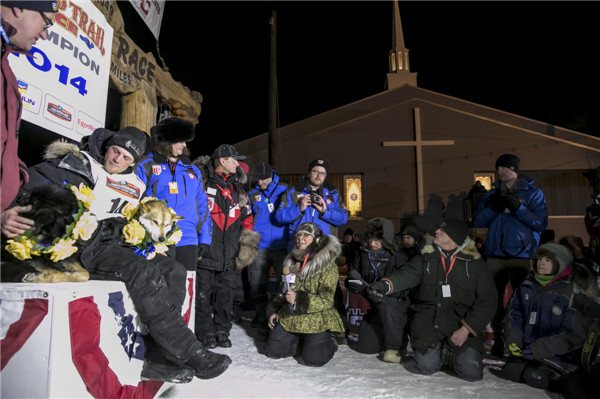 Son unseats father to win Alaska's dog sled race