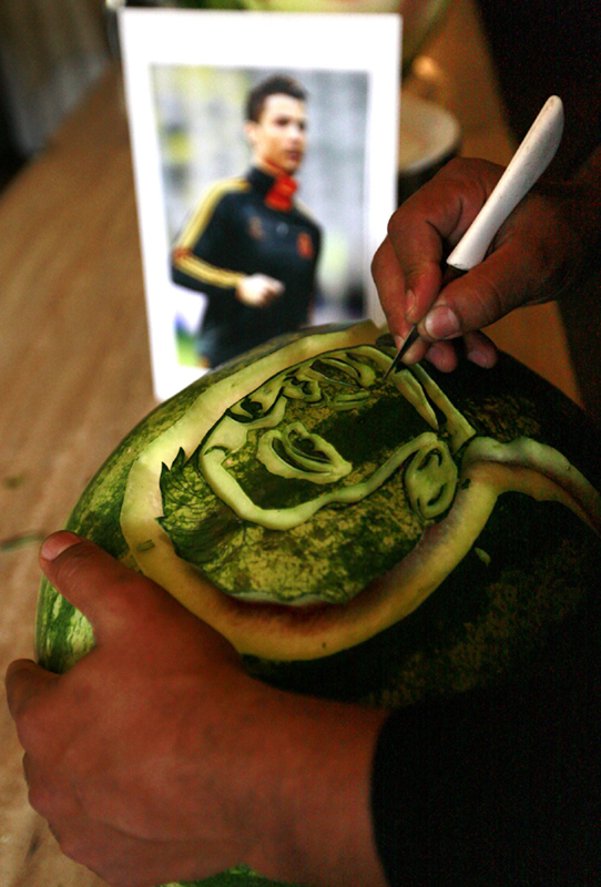 Carvings of World Cup stars show up in Sao Paulo