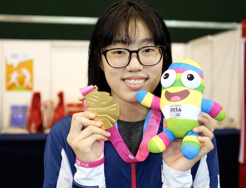 Fencing world champion upset at Youth Olympics