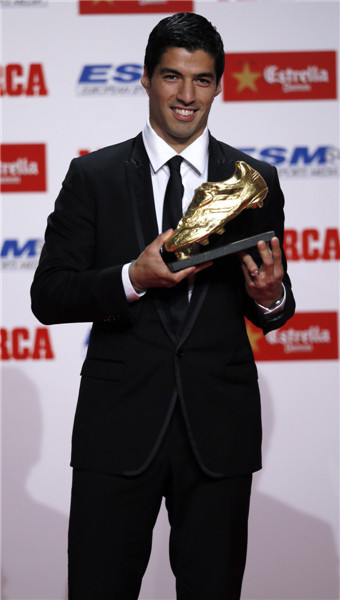 Suarez receives Golden Boot trophy