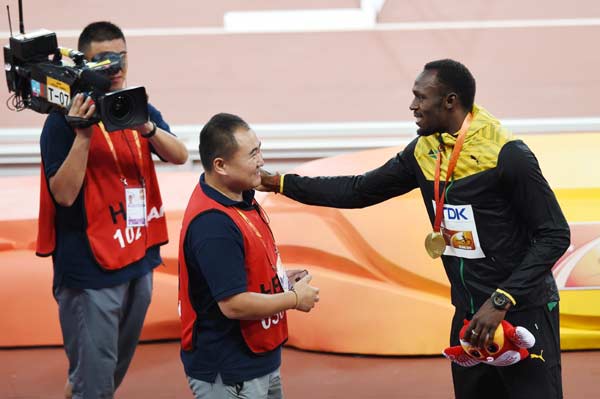 Bolt receives lucky 'sorry' bracelet from fallen cameraman