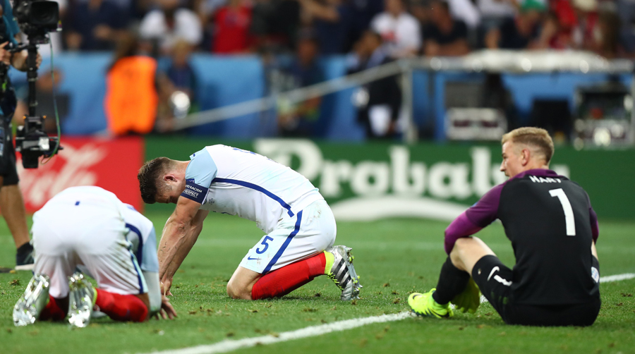 Iceland shock England 2-1 to reach quarterfinals