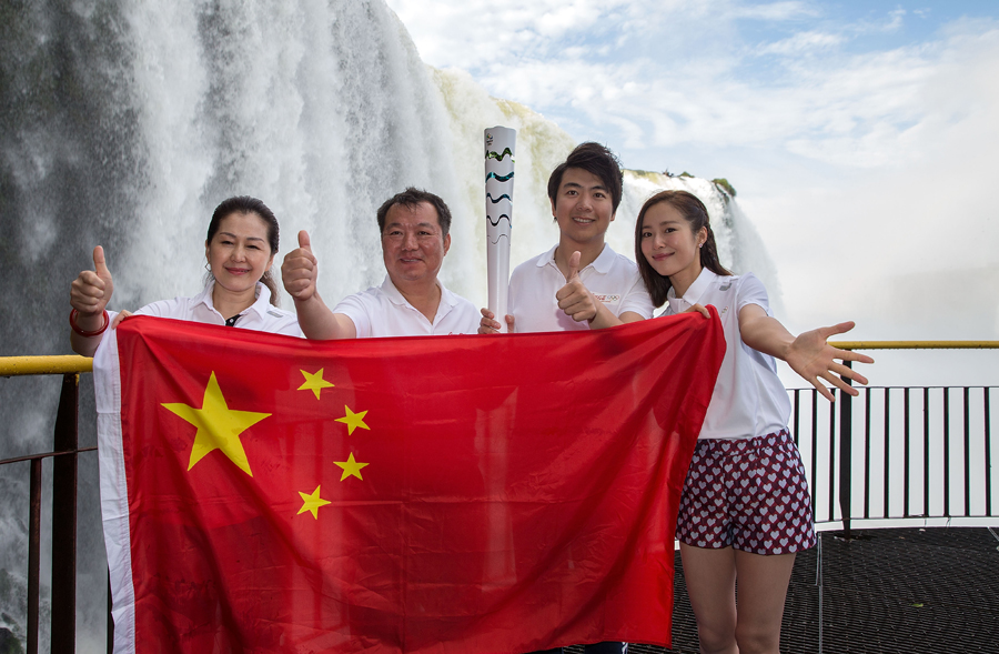 Pianist Lang Lang leads Chinese torchbearers in Rio torch relay