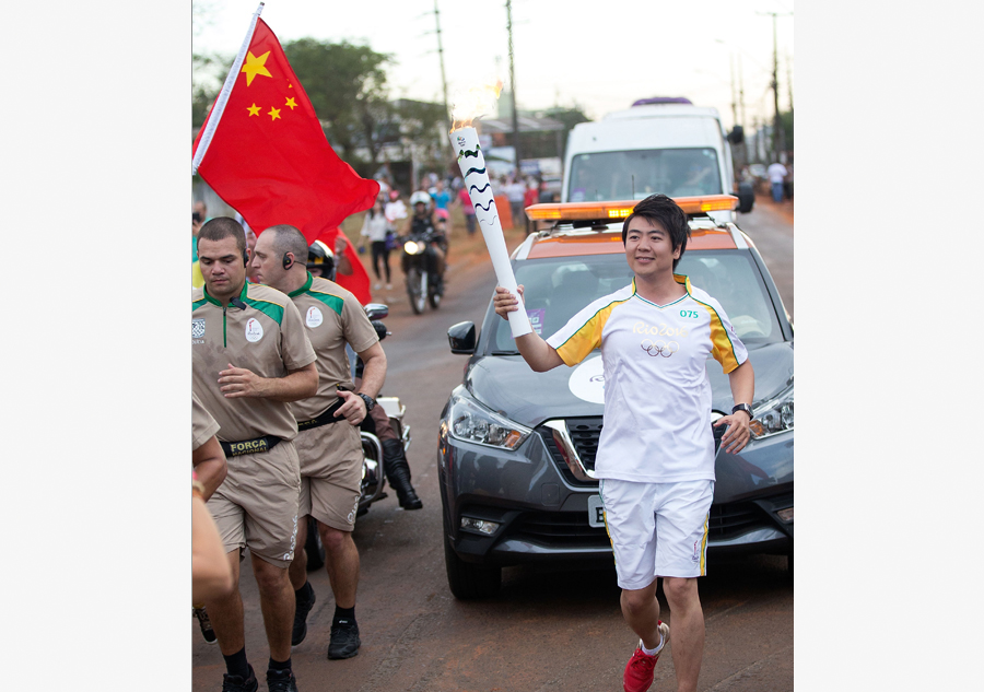 Pianist Lang Lang leads Chinese torchbearers in Rio torch relay