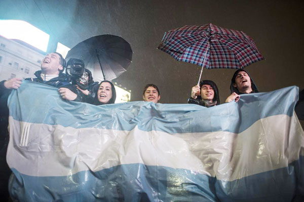 Argentines take to streets, demand Messi return to national team