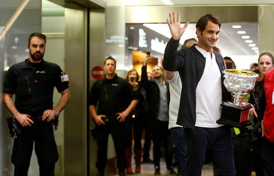 Trophy-holding Federer receives hero's welcome back home