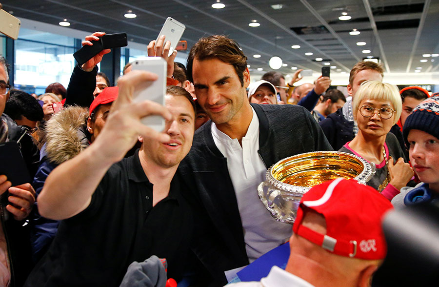 Trophy-holding Federer receives hero's welcome back home