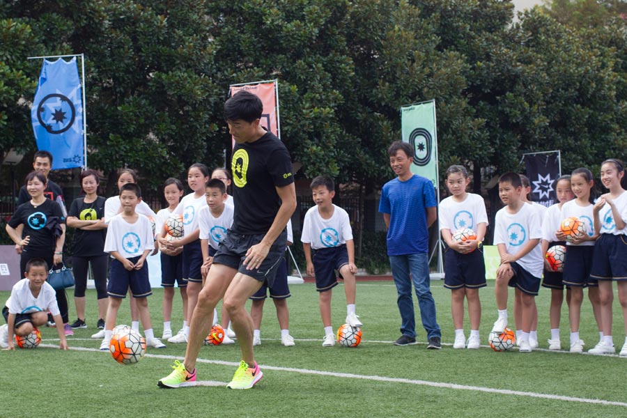 'Flying man' Liu Xiang encourages more students to do daily exercises