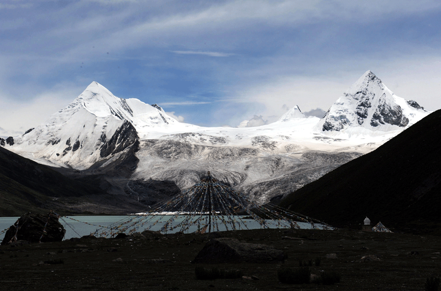 Glaciers on Sapukonglagabo Mountain, China's Tibet