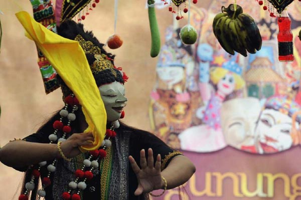 Artists perform in Int'l Mask and Puppet Festival in Indonesia