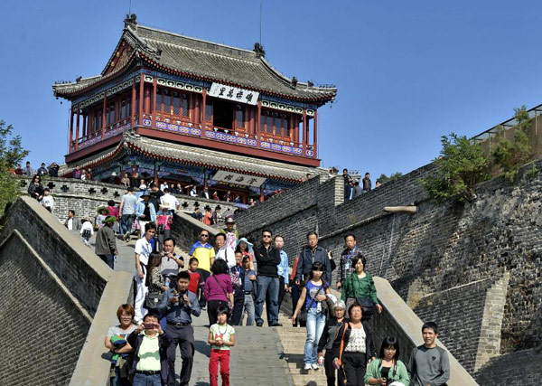 China sees holiday tourism peaks