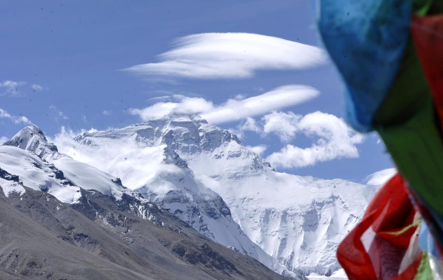 Tourists attracted by Mount Qomolangma in autumn