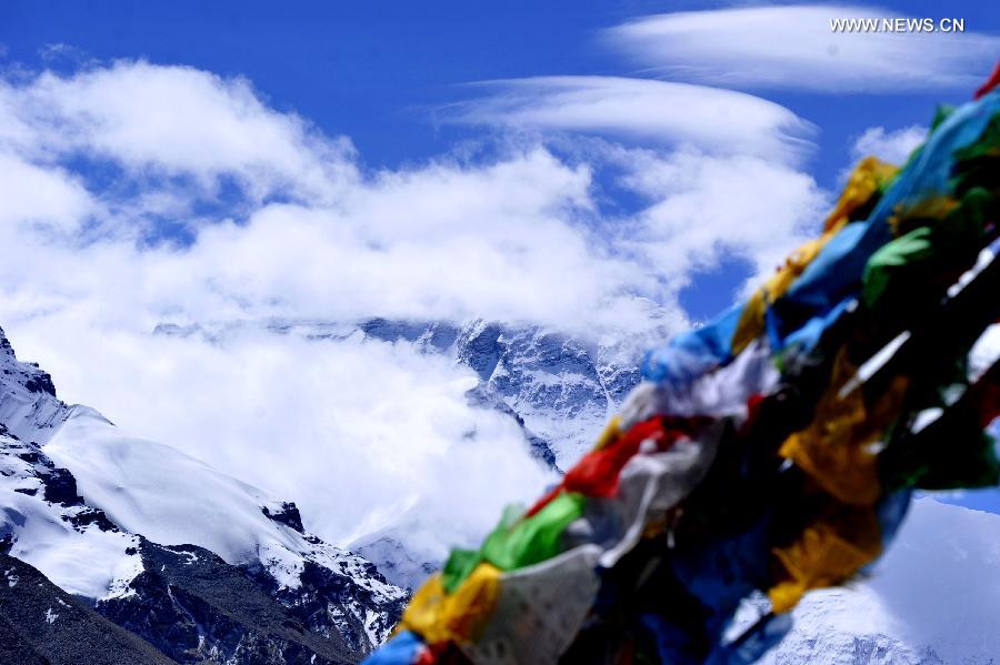 Tourists attracted by Mount Qomolangma in autumn