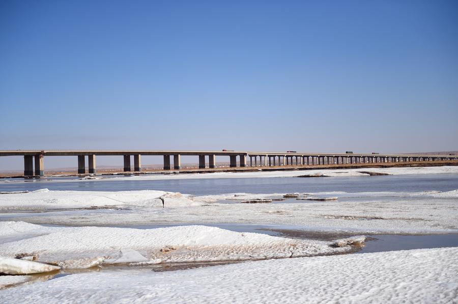 Icy Yellow River begins to thaw due to warm weather