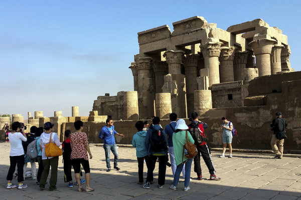 Surge of Chinese helps to steady Egypt's tourism