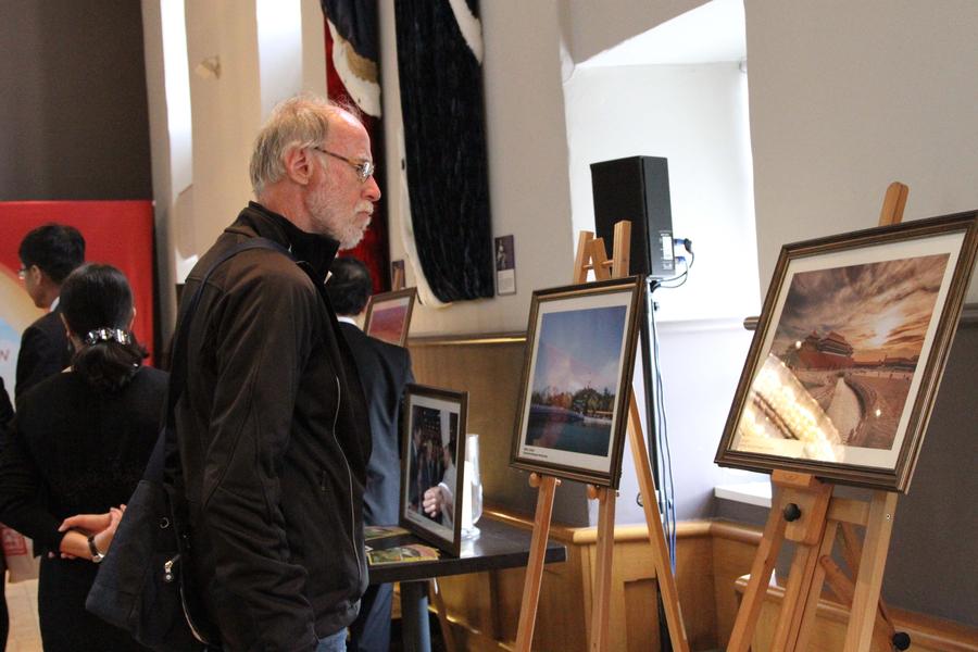 Photo show promotes Beijing tourism resources in Edinburgh