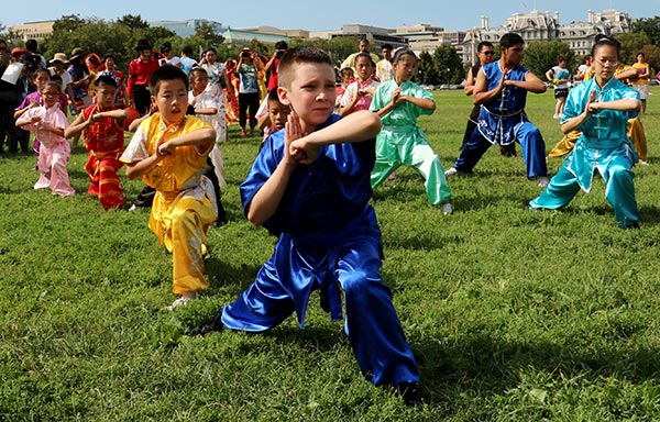 Huge flash mob near White House marks celebration of China-US Tourism Year