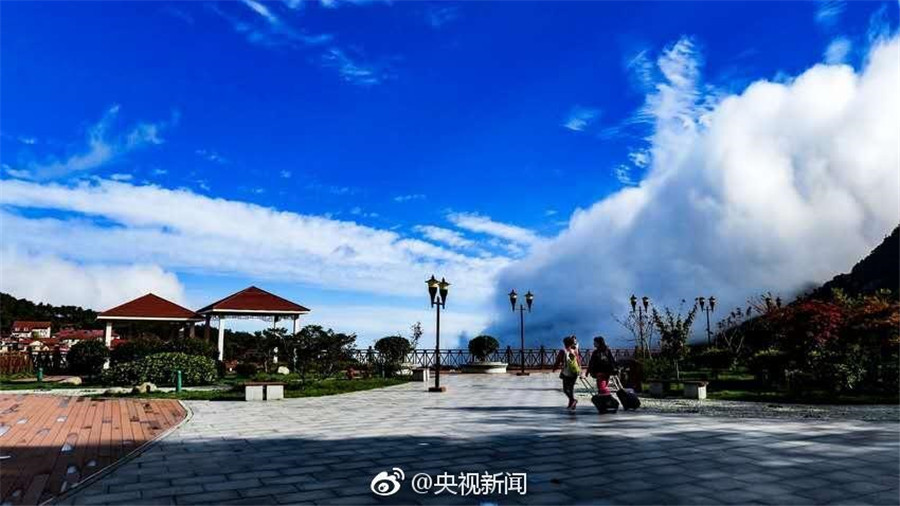 Mount Lushan in spectacular cloud