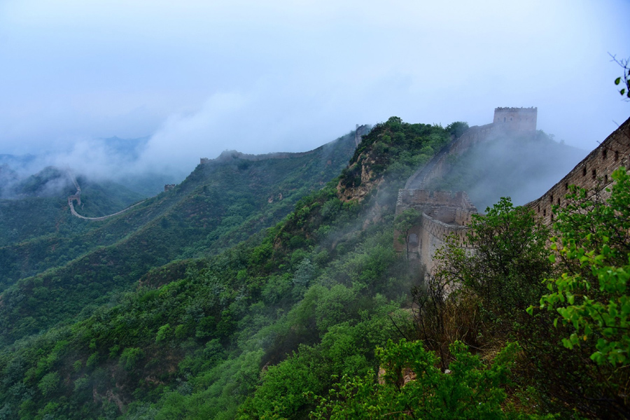 Breath-taking sea of clouds shrouds Jinshanling Great Wall