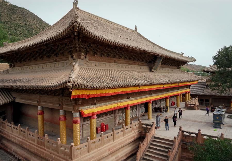 Tourists visit Qutan Temple in NW China's Qinghai