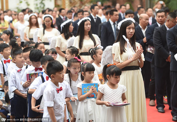 Red carpet ceremony for first grade kids