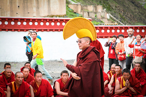 The poet with the crimson cassock