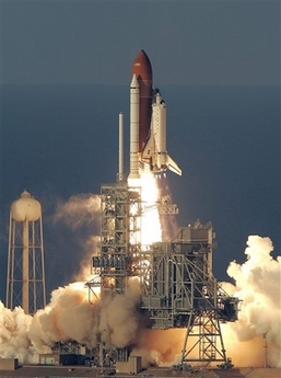 Shuttle blasts off in 1st flight of '07