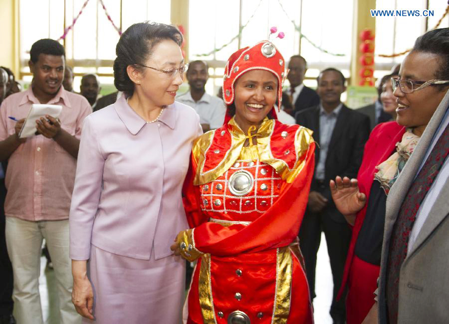 Premier Li's wife visits Addis Ababa University in Ethiopia