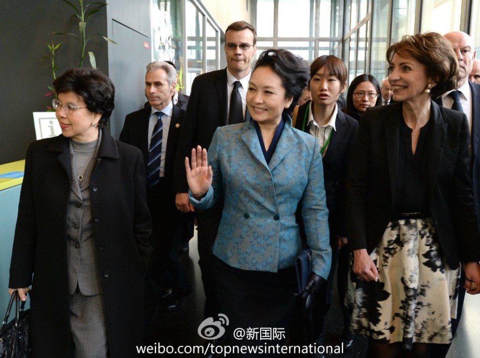 Peng Liyuan hugs boy with asthma in Paris